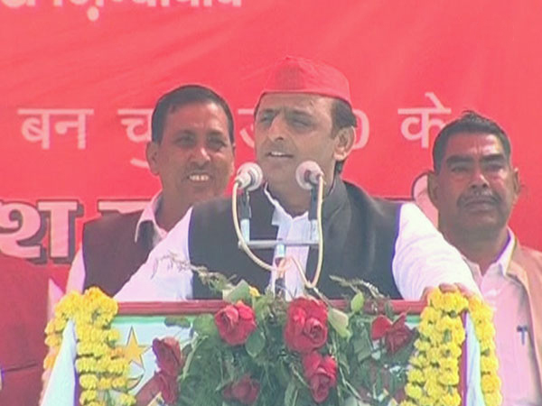 UP CM Akhilesh Yadav addressing a rally Hardoi