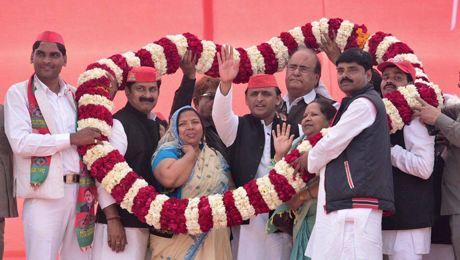 Uttar Pradesh Chief Minister Akhilesh Yadav honored with mala 