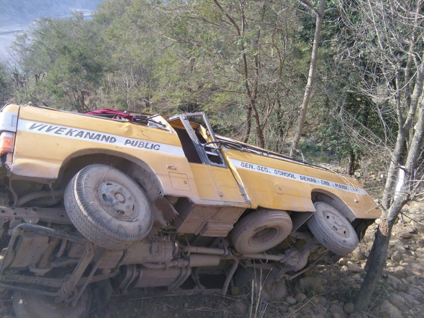 School bus fell into ditch whiling overturns 