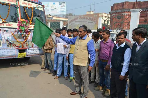 मतदाता जागरुकता रथ को झंडी दिखाकर रवाना करते डीएम