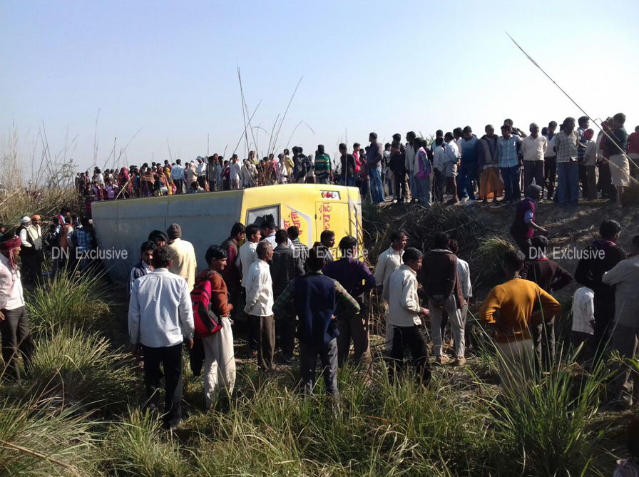 the vehicle overturned in Rasoolabad in Kanpur Dehat district