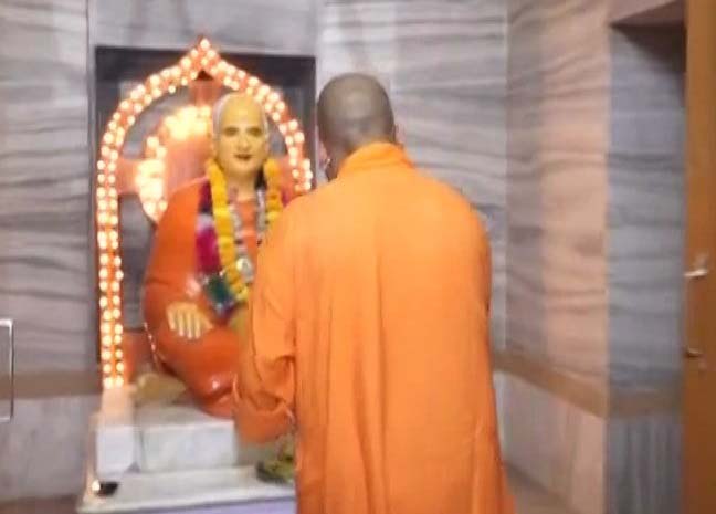 गोरखनाथ मंदिर के गर्भगृह में विशेष पूजा करते सीएम महंथ योगी आदित्यनाथ 