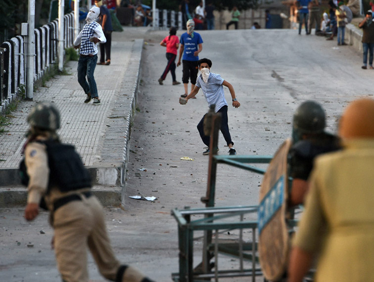 Some stone pelters tried to disrupt the army operation against terrorists. (File Photo) 