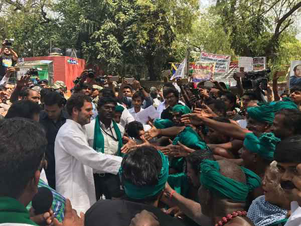 Congress Vice President Rahul Gandhi met the farmers of Tamil Nadu who are performing at Jantar Mantar in Delhi