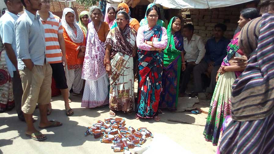  प्रदर्शन करती महिला