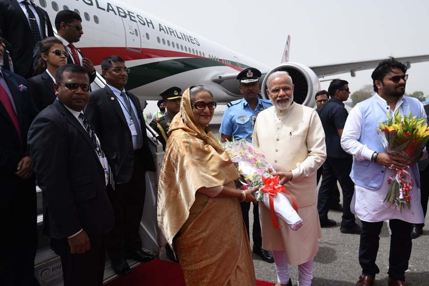 Prime Minister Narendra Modi receiving Bangladesh Prime Minister Sheikh Hasina 