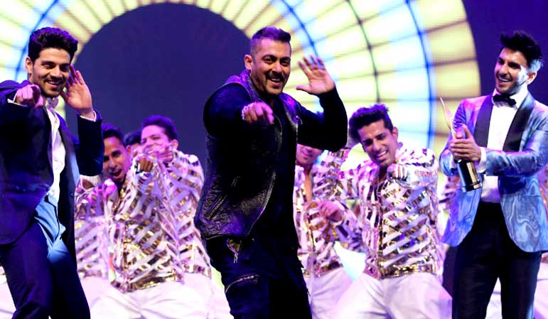 Salman Khan (C) performing in the 17th IIFA Awards