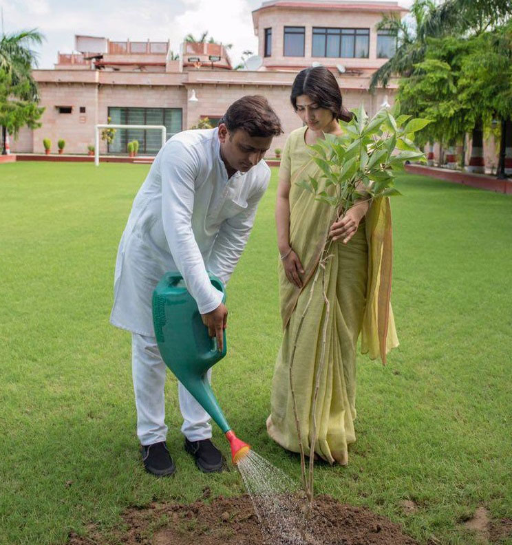 पौधे को पानी देते अखिलेश, साथ में डिंपल 