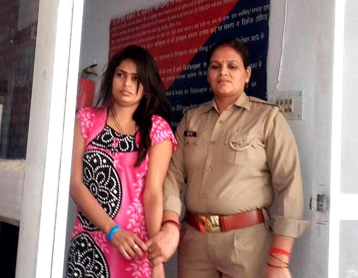 पुलिस की गिरफ्त में आरोपी पत्नी