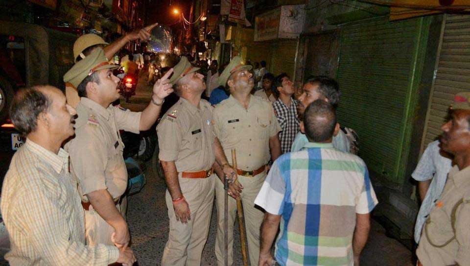 घटना स्थल का मुआयना करते पुलिसकर्मी