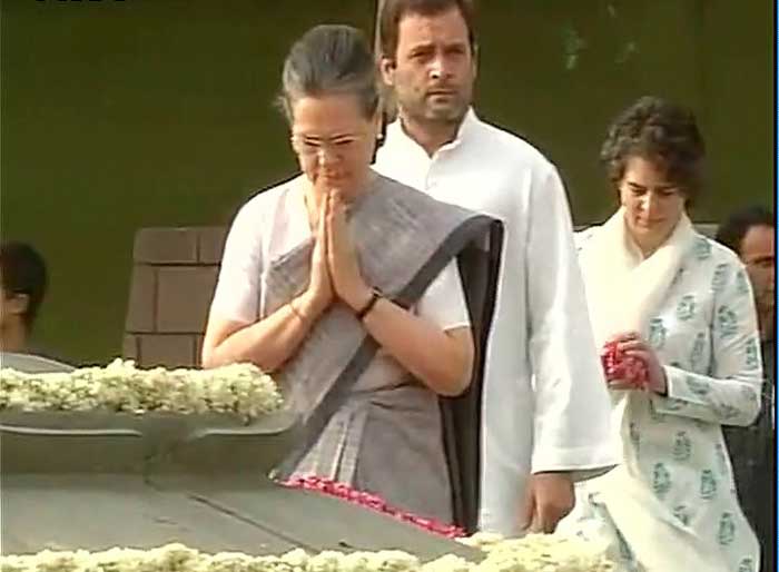 Sonia Gandhi paid tribute to the late prime minister Rajiv Gandhi 