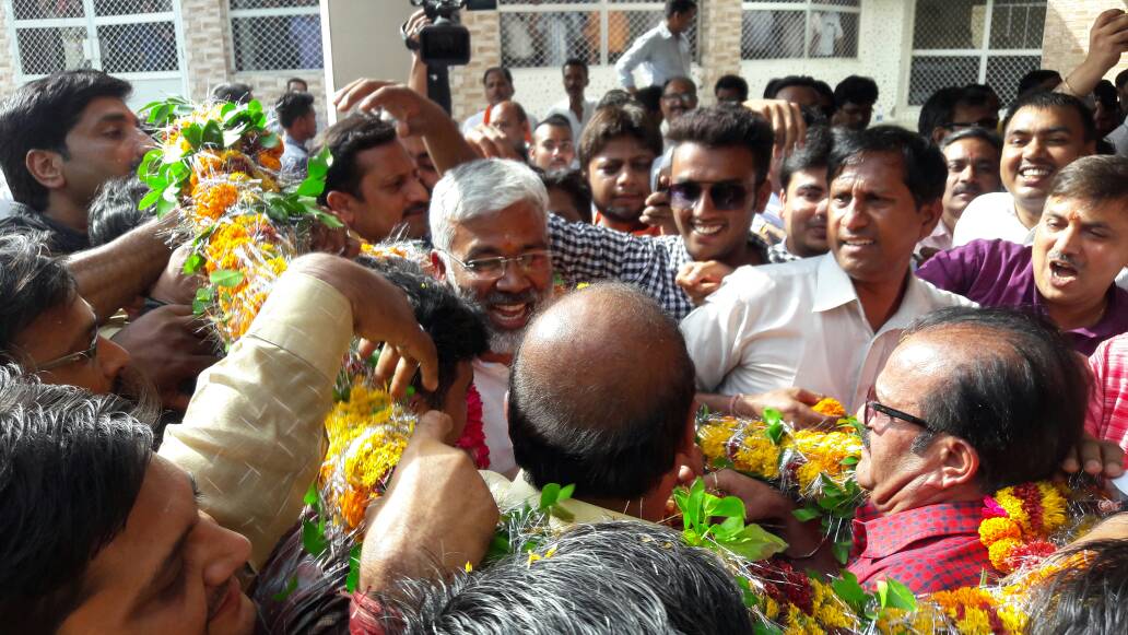 मंत्री स्वतंत्र देव सिंह का स्वागत करते कार्यकर्ता