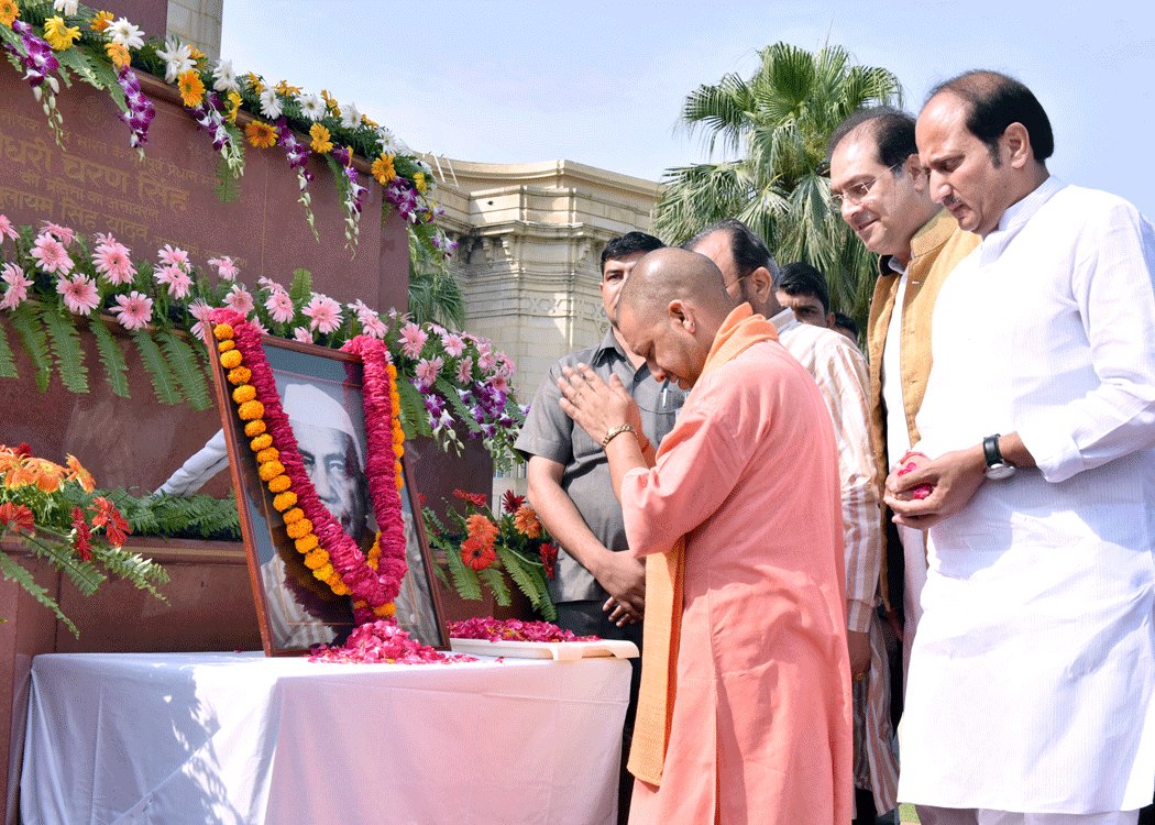 श्रद्धांजलि देते सीएम योगी