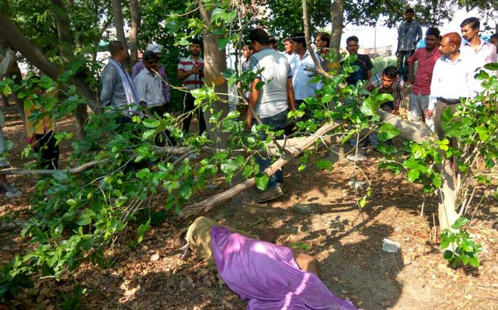 अधेड़ का शव मिलने की जानकारी पर इकट्ठा हुए लोग