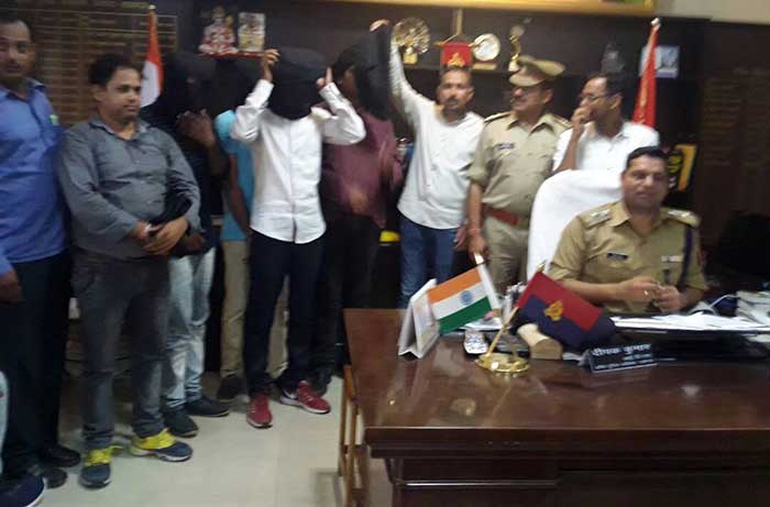 पुलिस की गिरफ्त में आरोपी