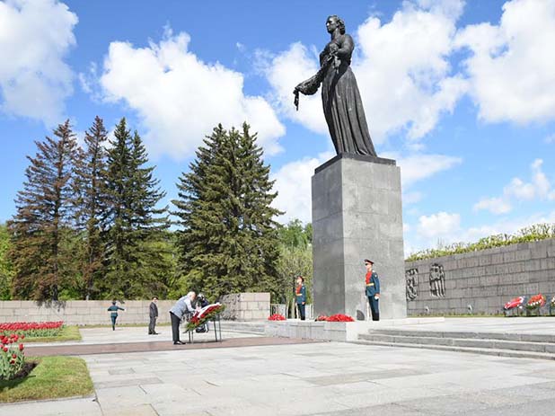 Prime Minister Narendra Modi paid floral tribute to WWII victims at Piskaryovskoye Cemetery