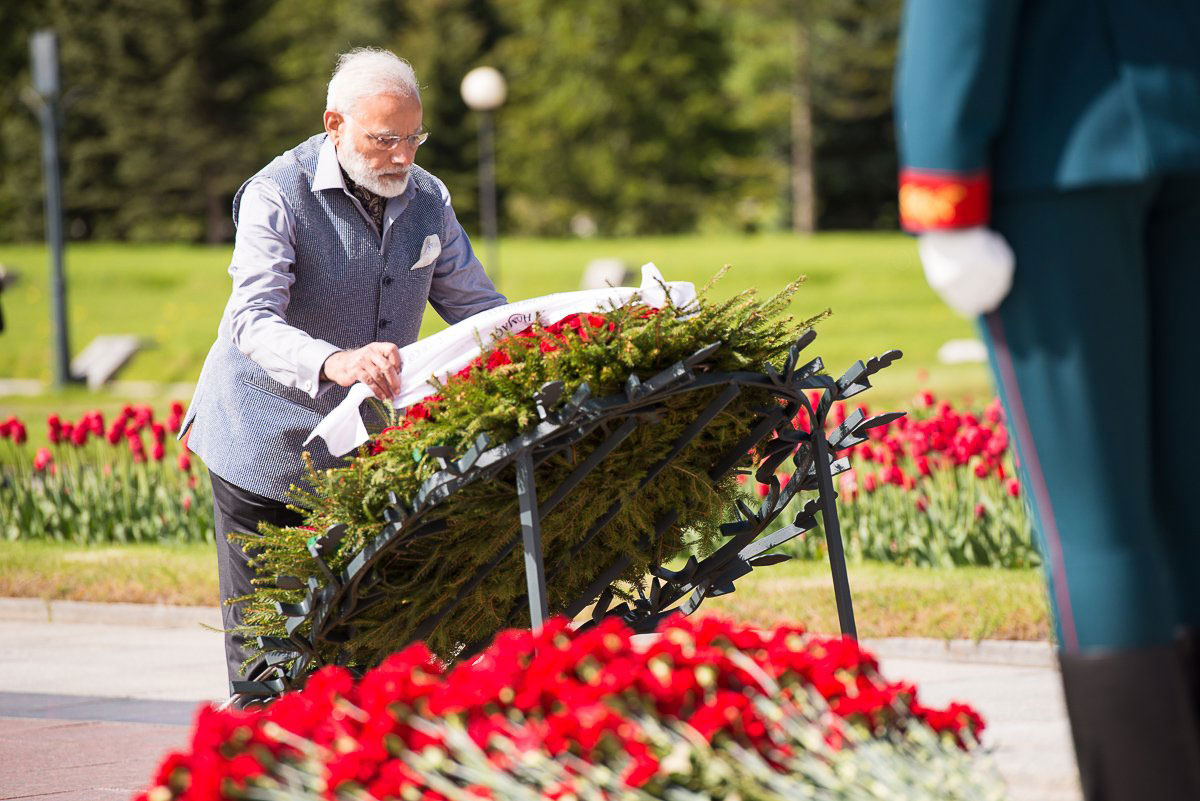 शहीदों  श्रद्धांजलि  देते पीएम मोदी