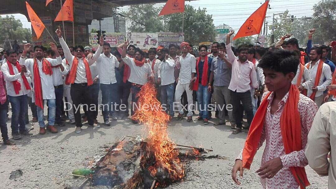 वीएचपी और बजरंग दल के कार्यकर्ता कांग्रेसियों का पुतला दहन करते