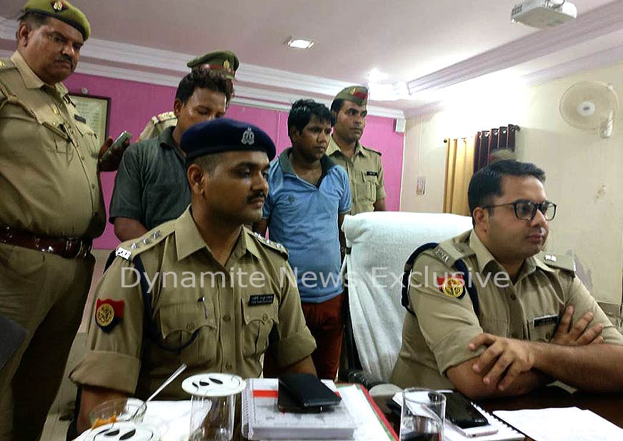 आईआईटी केम्पस में  छानबीन करती पुलिस