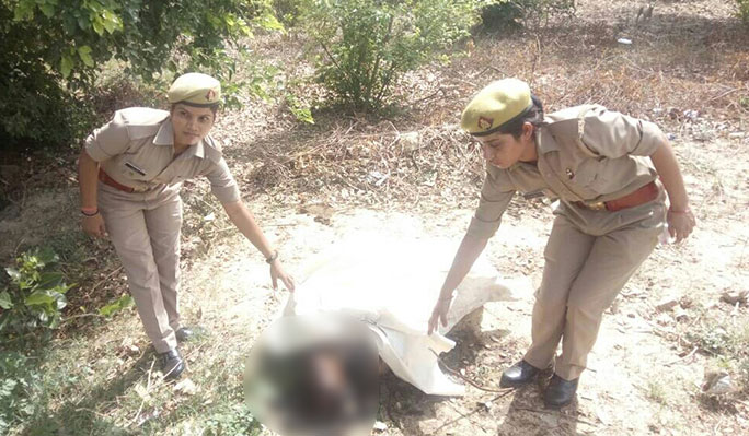 शव की शिनाख्त करती पुलिस