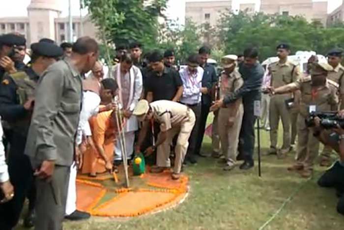 सीएम योगी आदित्यनाथ ने लगाया पौधा