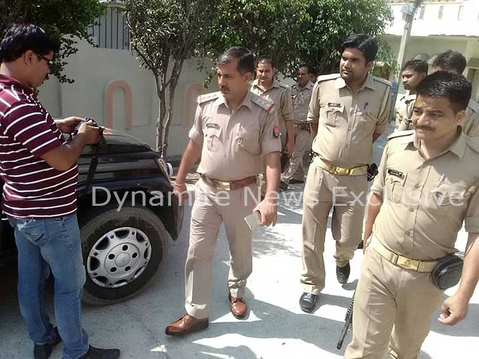 मामले की जांच करती पुलिस