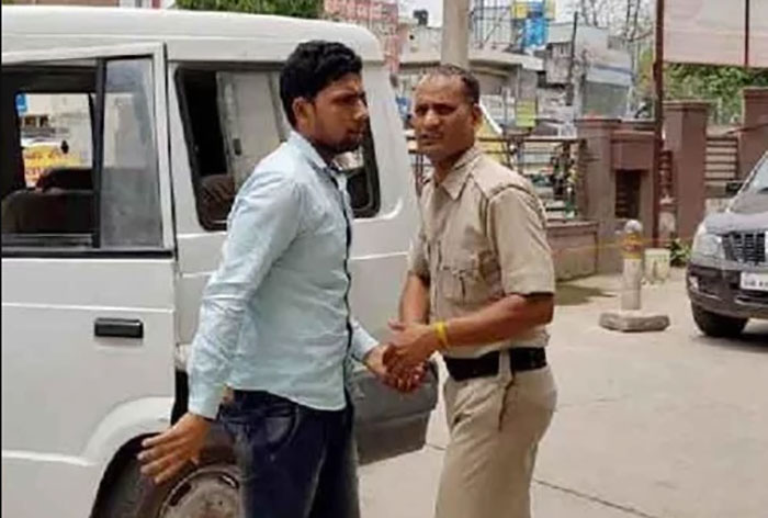 पुलिस की गिरफ्त में आरोपी 