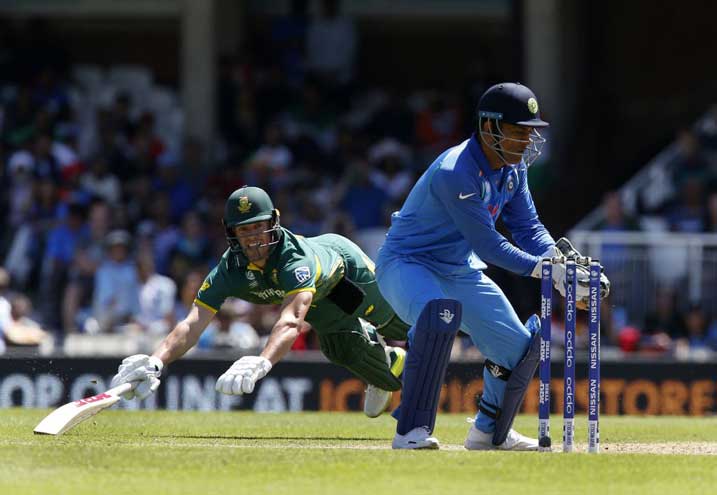 MS Dhoni's glove work at best against ABdeVilliers