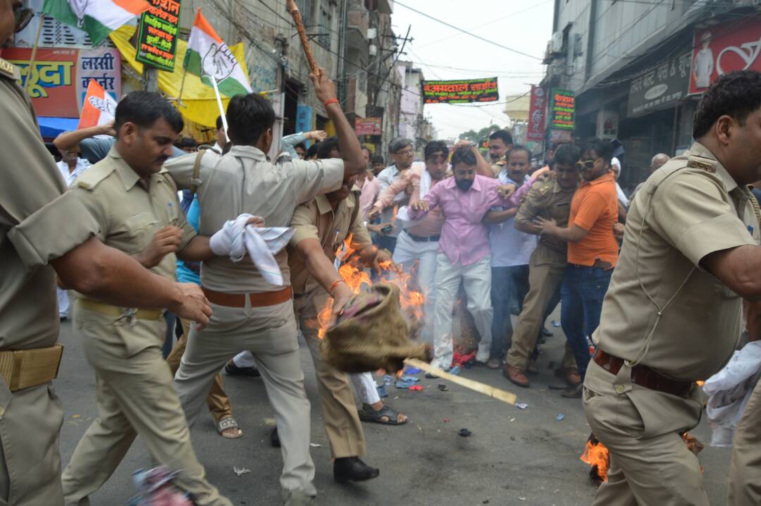 प्रदर्शन करते कांग्रेस कार्यकर्ता