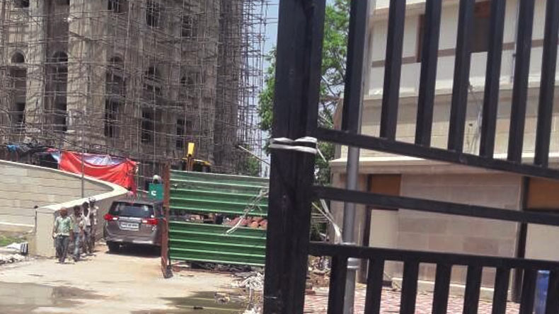 A girl died after being crushed under a gate of Lok Bhavan 