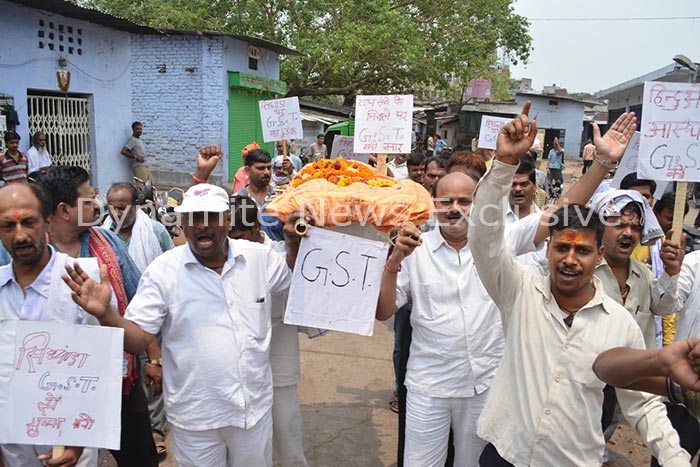 जीएसटी की अर्थी निकालते व्यापारी