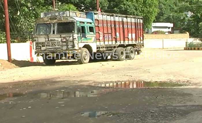 गोदाम बनाकर सड़क पर किया कब्जा