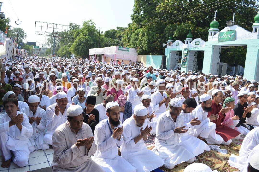 नमाज़ अदा करते नमाज़ी