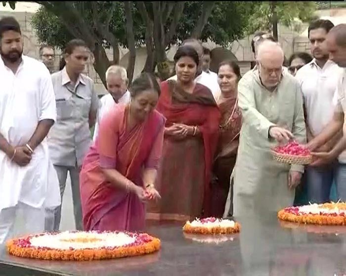 श्रद्धांजलि देती मीरा कुमार