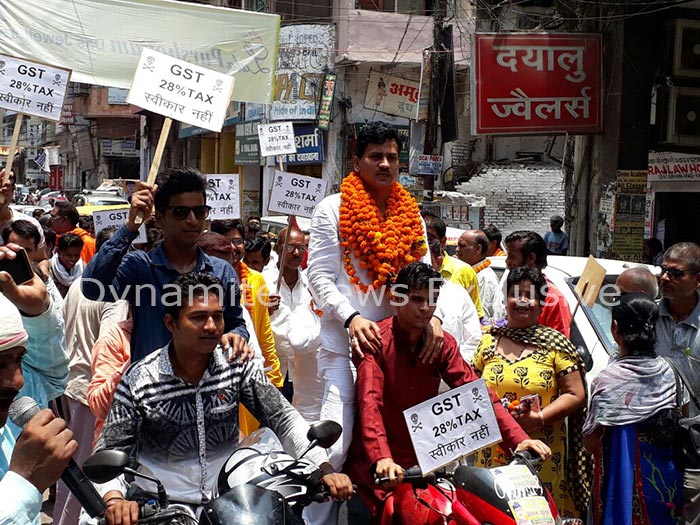 वाहन जुलूस निकालते व्यापारी