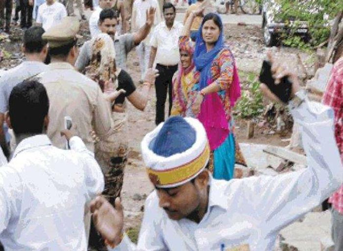 अफसरों पर पथराव करती भीड़