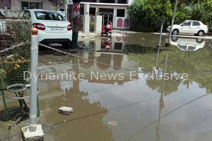 बारिश के बाद सड़को पर जलभराव