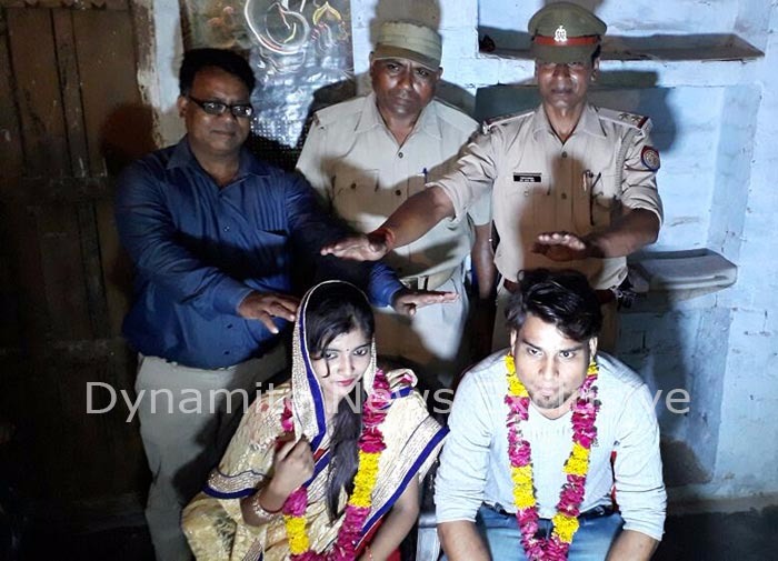 नवविवाहित जोड़ी को आशीर्वाद देते पुलिसकर्मी