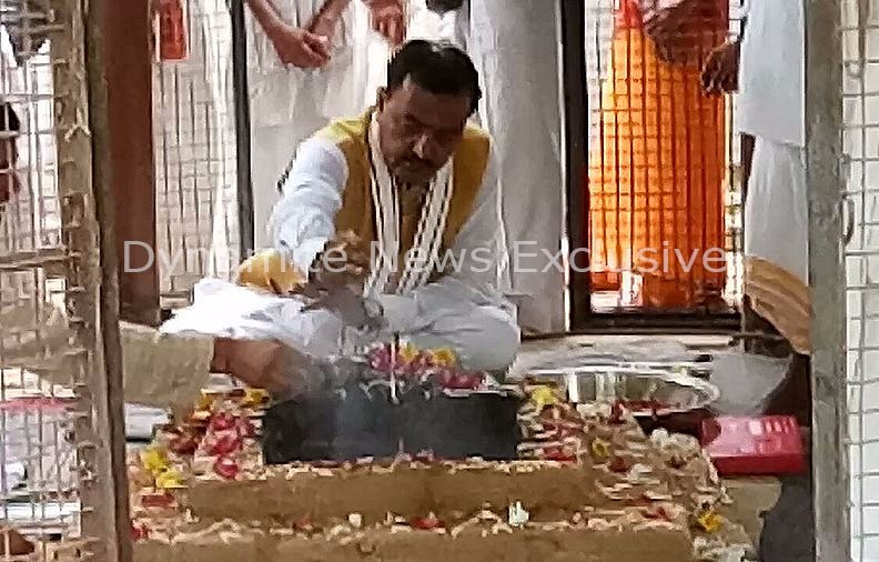 अोम घाट पर पूजा-अर्चना करते डिप्टी सीएम