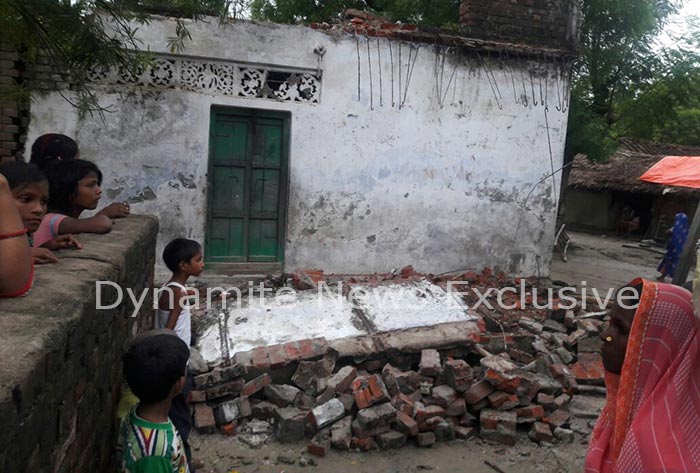 बारिश के बाद गिरा छज्जा