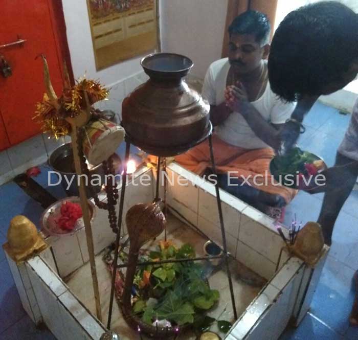 आजमगढ़  के प्रसिद्द मंदिर में बाबा भोलनाथ की पूजा अर्चना करते श्रद्धालु