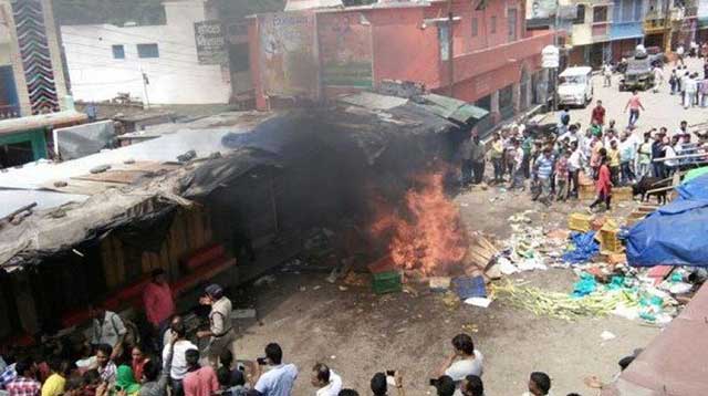  Clashes broke out between two groups in Garhwal district's Satpuli town over 'offensive' picture of the Kedarnath shrine on Facebook posted by a minor