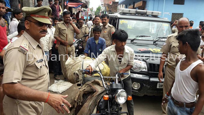 गाय की खाल ले जाता तस्कर