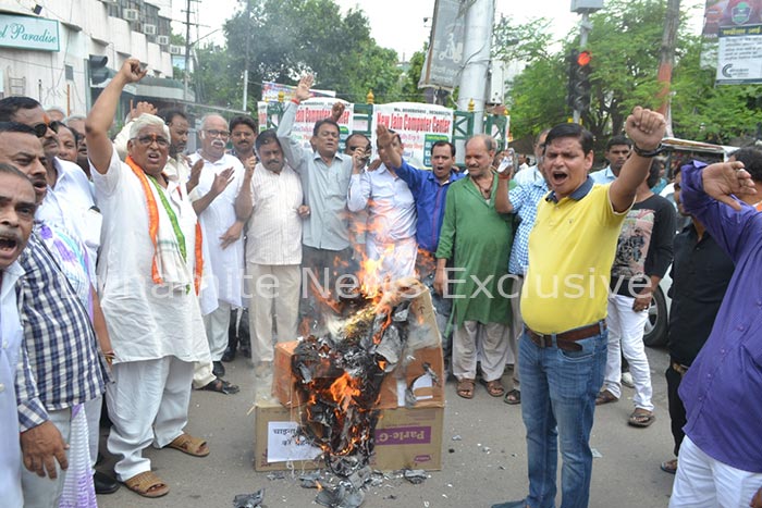 प्रदर्शन करते लोग