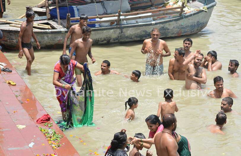 गंगा घाट पर स्नान करते भक्त