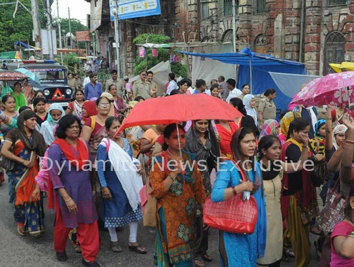  प्रदर्शन करते शिक्षामित्र