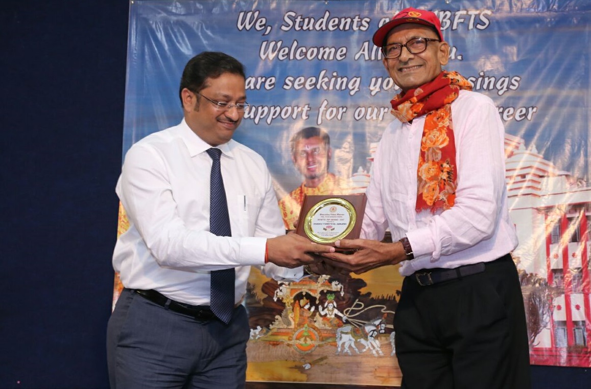 Manoj Tibrewal Aakash receiving the KM Munshi Award 