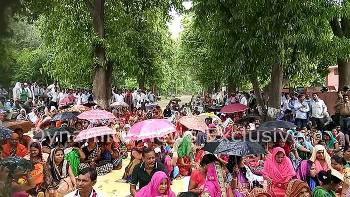 तेज बारिश भी शिक्षामित्रों को डिगा नहीं सकी 