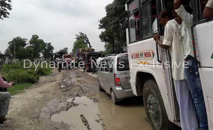 सड़क में गड्ढ़ों के कारण जनता में आक्रोश