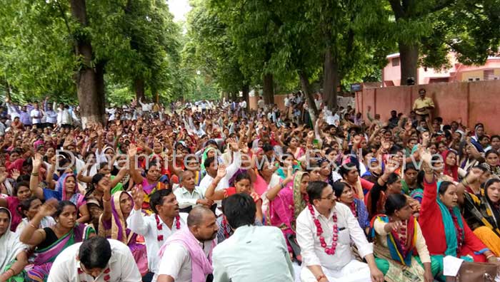 प्रदर्शन करते शिक्षामित्र